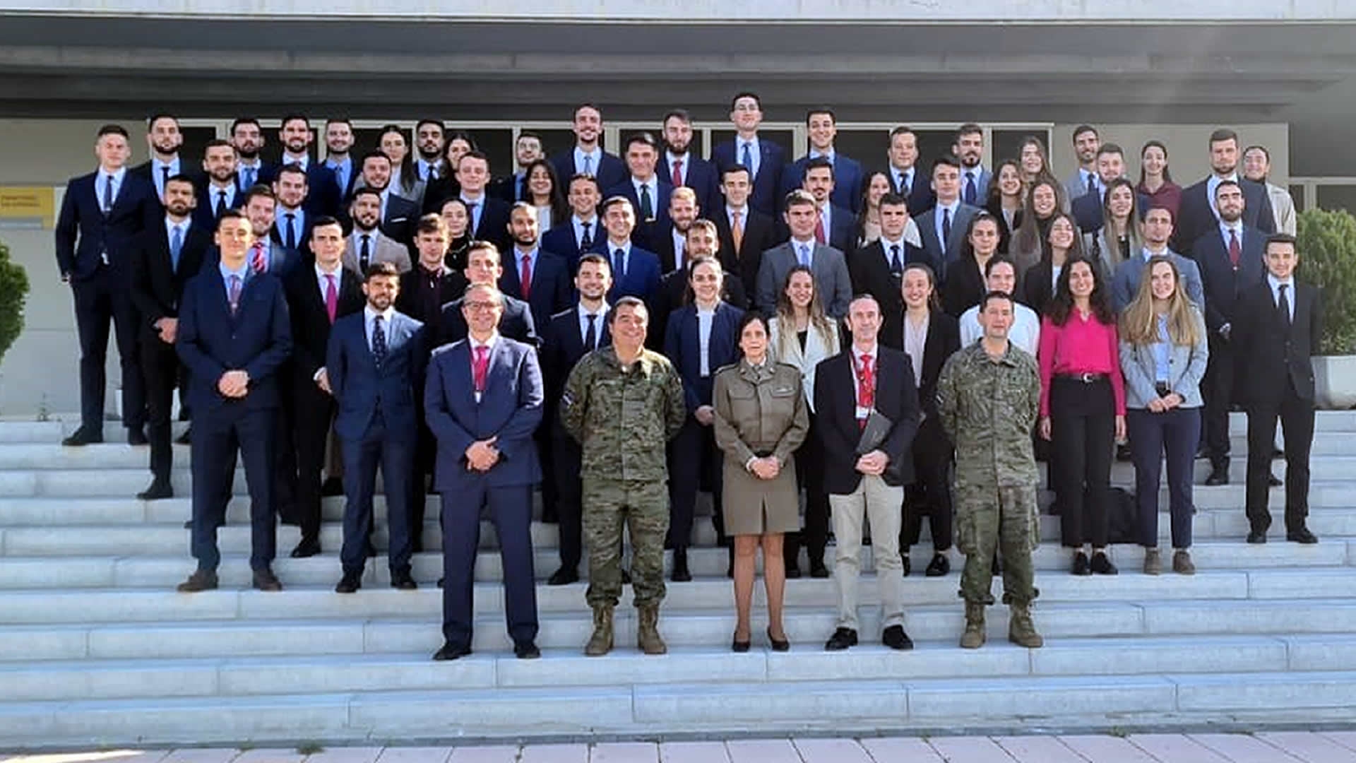 Visita de alumnos del Centro Universitario de la Guardia Civil al Instituto Nacional de Técnica Aeroespacial en La Marañosa
