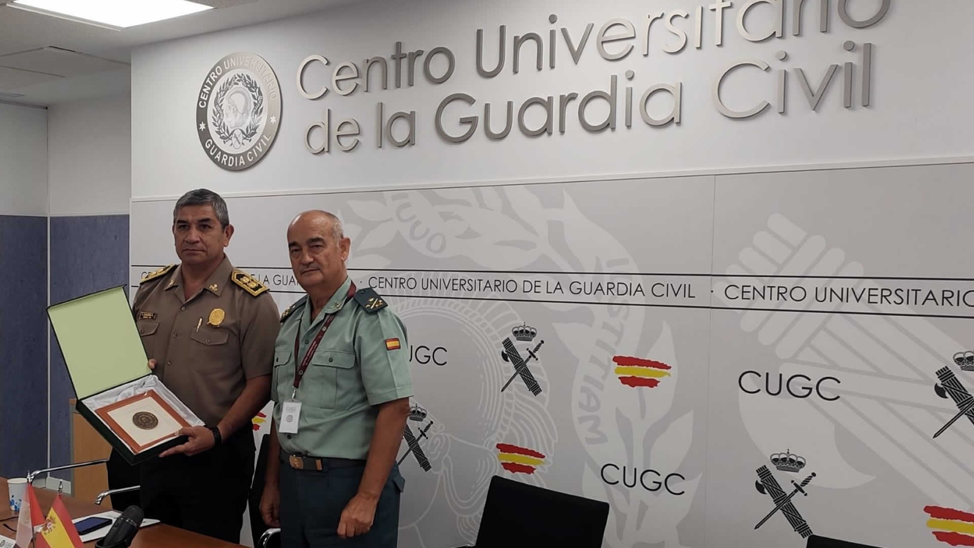 El Centro Universitario de la Guardia Civil ha recibido la visita de alto nivel de la Policia Nacional del #Perú formada por el General D. Víctor Zanabría Ángulo, Director de la Escuela Nacional de Formación Profesional Policial-ENFPP, el Coronel D.