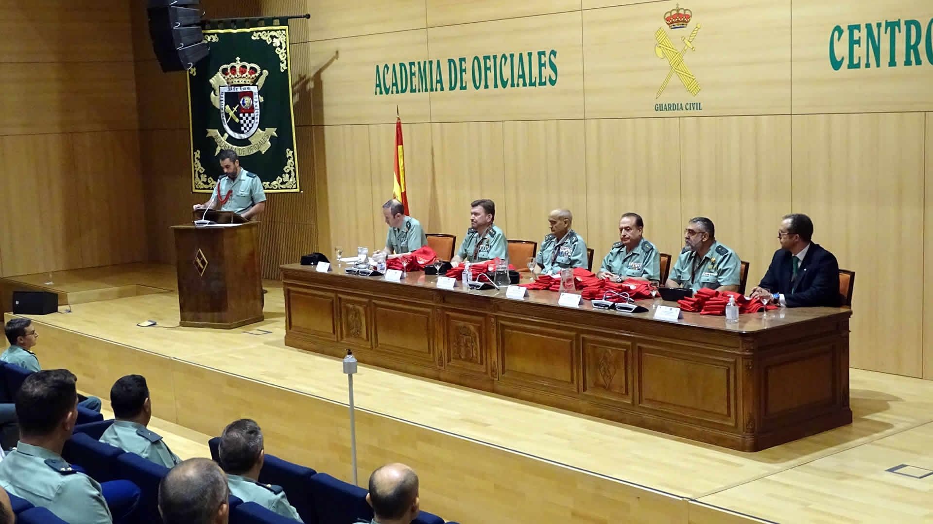 Oficiales de la Guardia Civil se gradúan en Gestión de Seguridad Pública