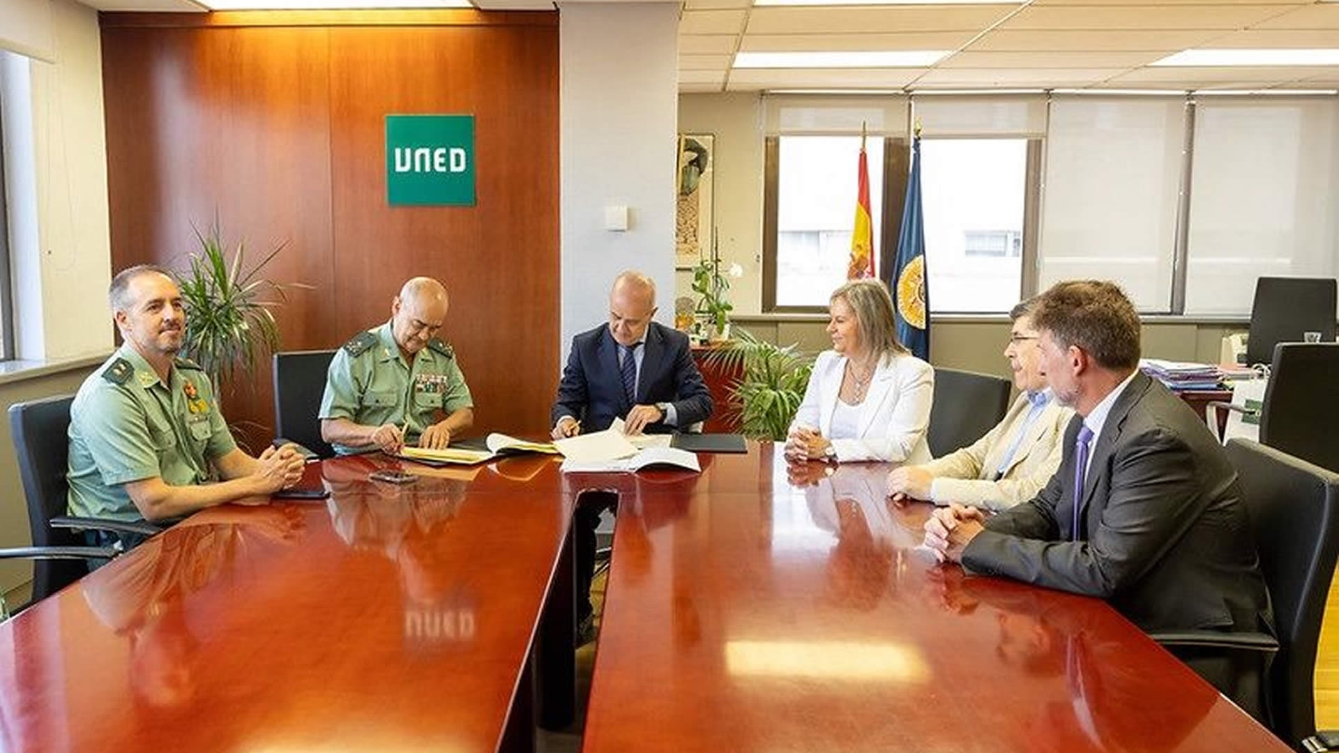 Acuerdo de colaboración académica entre el Centro Universitario de la Guardia Civil y la UNED - Universidad Nacional de Educación a Distancia (Spain)