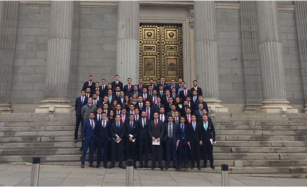 Los alumnos del CUGC asisten al pleno de Control del Gobierno en el Congreso de los Diputados