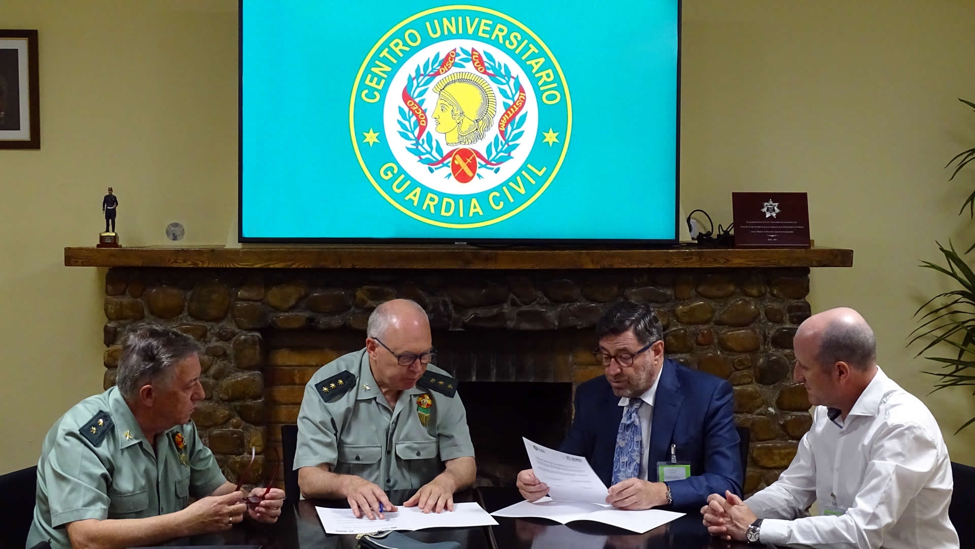 Se firma un acuerdo de colaboración entre el CUGC y AEINSE
