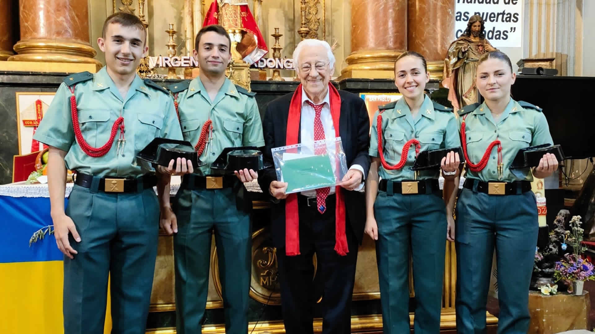 Alumnos de 3º del Grado de Ingeniería de la Seguridad (GIS) hacen donativo a Mensajeros de la Paz