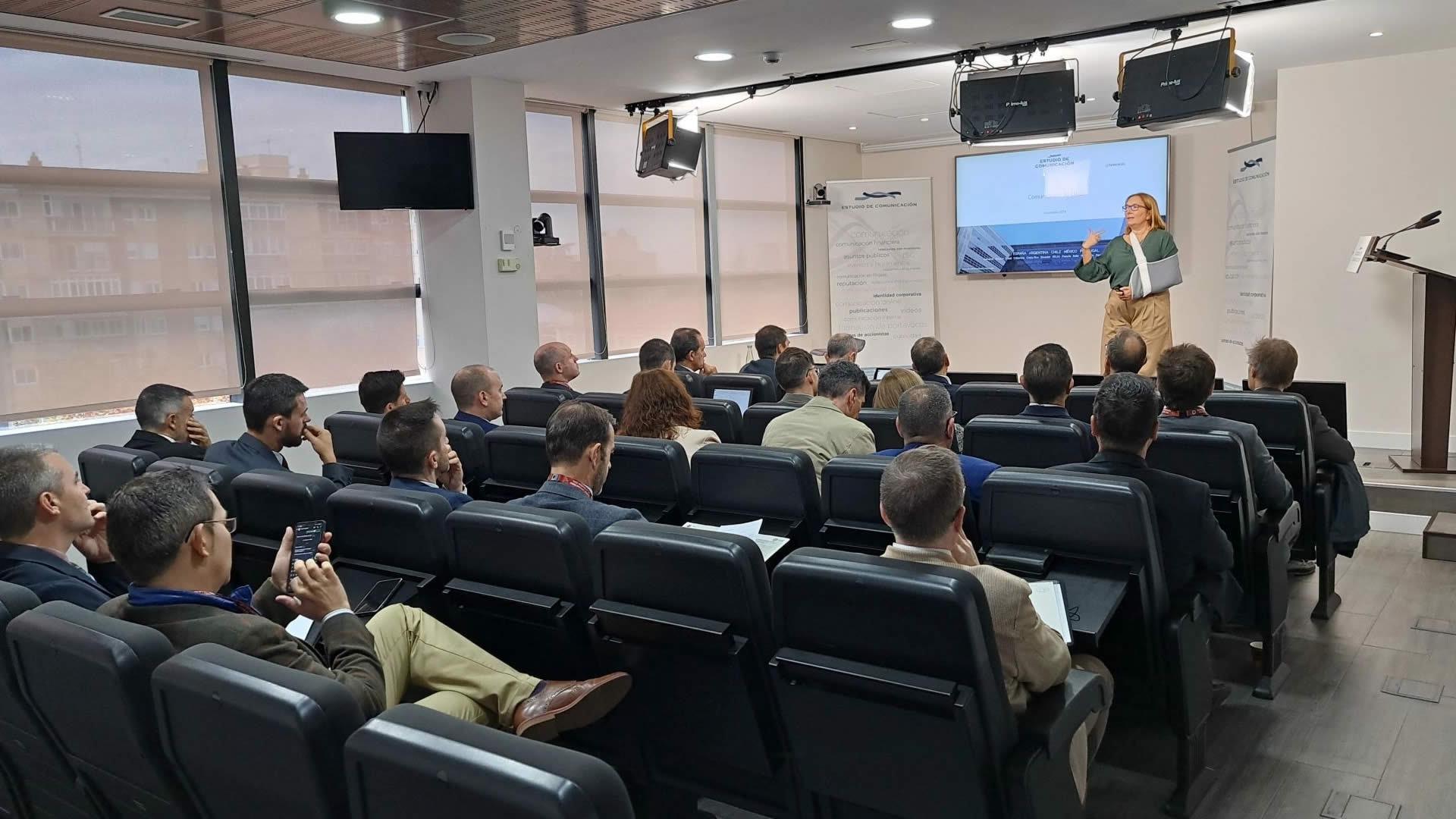 Visita a la empresa Estudio de Comunicación de los alumnos del MADIPER.