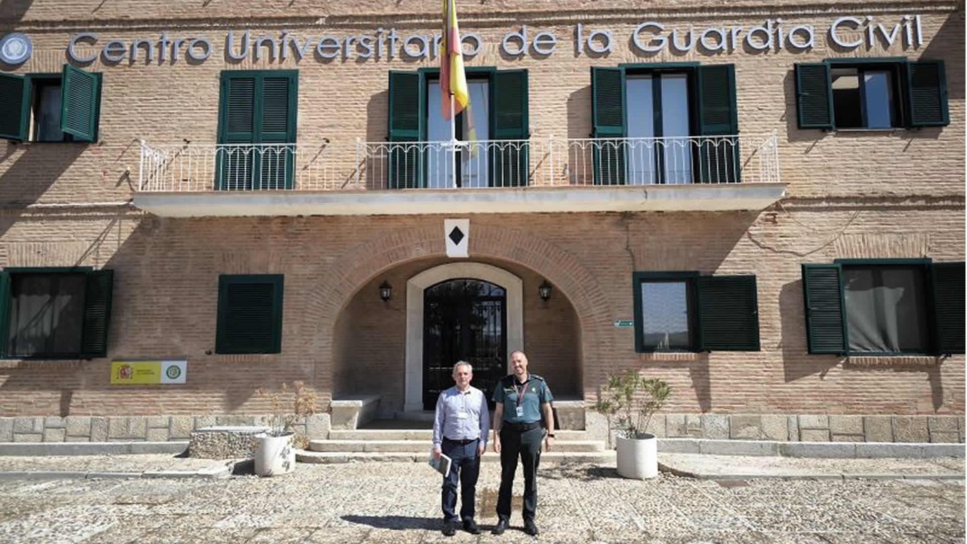 Visita al Centro Universitario de la Guardia Civil de un representante de la Woxsen University
