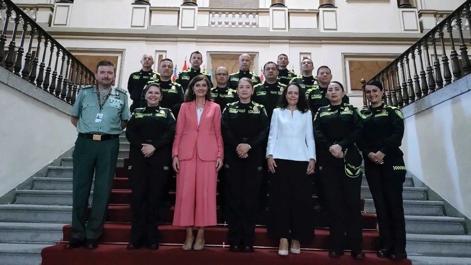 Visita del Programa de Capacitación de Alto Nivel impartido por el Centro Universitario de la Guardia Civil para el Curso de General de la Policía Nacional de Colombia, al Centro de Estudios Políticos y Constitucionales (CEPC) en el Palacio de Godoy